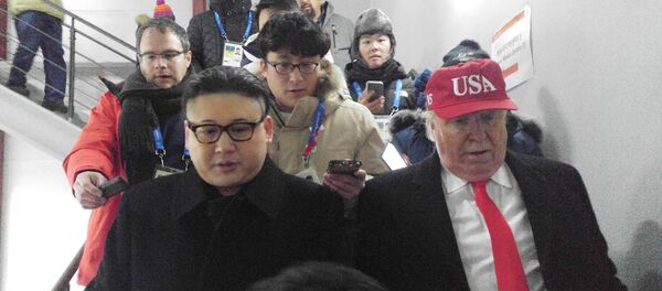 ممثلان كوميديان متنكران في صورة الرئيس الأمريكي دونالد ترامب وزعيم كوريا الشمالية كيم جونغ أون في افتتاح دورة الألعاب الشتوية في 9 فبراير/شباط 2018 - سبوتنيك عربي