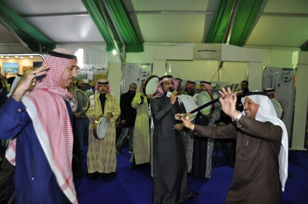 المطرب السعودي أحمد غزالة من أعضاء فرقته - سبوتنيك عربي