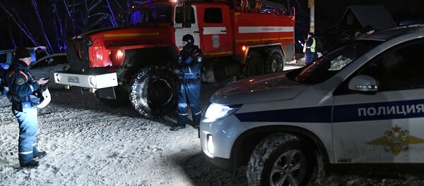 حادثة سقوط الطائرة الروسية أن-148 - الشرطة والمطافئ في موقع الحادثة في حي رامينسكي بضواحي موسكو - سبوتنيك عربي