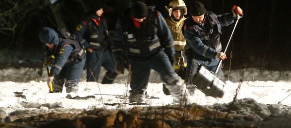 حادثة سقوط الطائرة الروسية أن-148 - فريق البحث في موقع الحادثة في حي رامينسكي بضواحي موسكو - سبوتنيك عربي