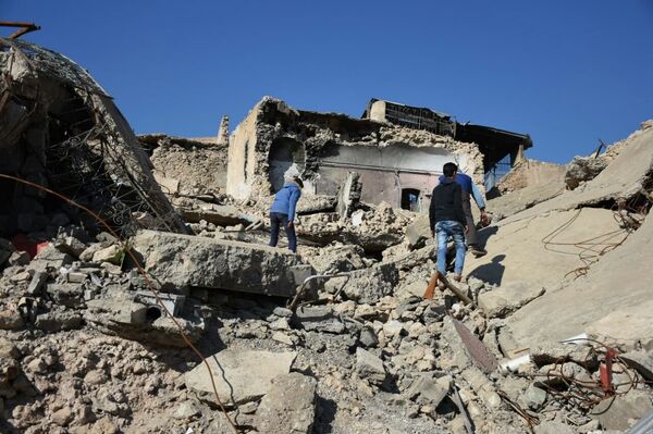 البحث عن الحياة بين الجثث - سبوتنيك عربي