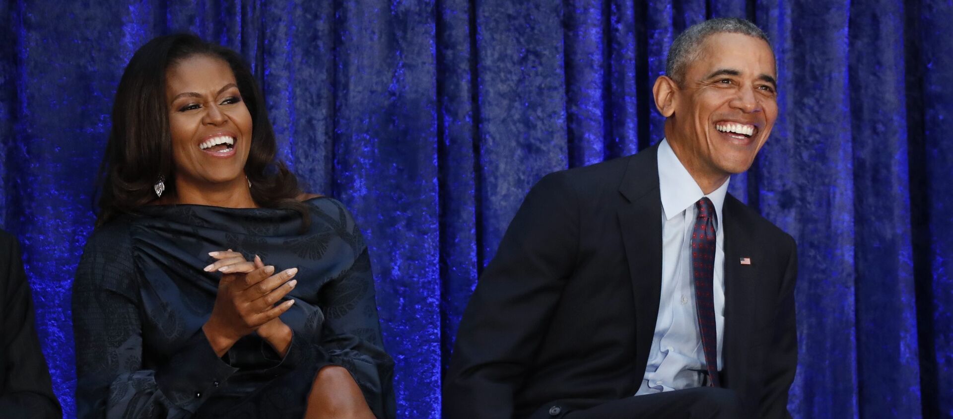 الرئيس الأمريكي السابق أوباما والسيدة الأولى ميشيل أوباما يجلسان معا قبل عرض صورهما في معرض الصور الوطني سميثسونيان في واشنطن - سبوتنيك عربي, 1920, 15.03.2021