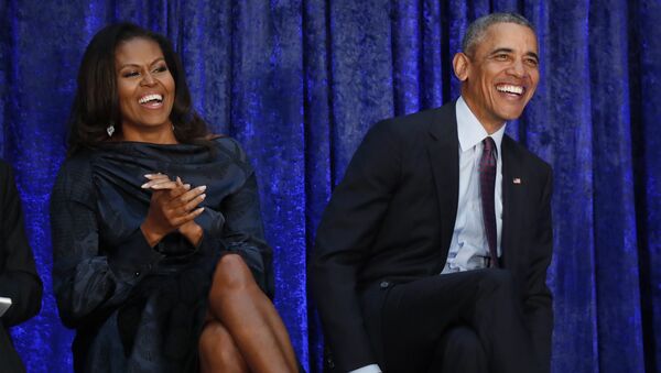 الرئيس الأمريكي السابق أوباما والسيدة الأولى ميشيل أوباما يجلسان معا قبل عرض صورهما في معرض الصور الوطني سميثسونيان في واشنطن - سبوتنيك عربي