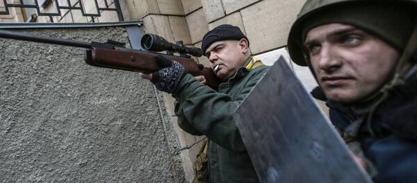 قناصة في يد أحد المتظاهرين وسط ساحة ميدان في العاصمة الأوزكرانية كييف، 20 فبراير/شباط 2014 قناصة في يد أحد المتظاهرين وسط ساحة ميدان في العاصمة الأوزكرانية كييف، 20 فبراير/شباط 2014 - سبوتنيك عربي