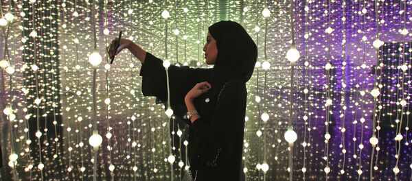 امرأة إماراتية تلتقط سيلفي في معرض دبي الدولي للإنجازات الحكومية في متحف دبي للمستقبل، الإمارات المتحدة 12 فبراير/ شباط 2018 - سبوتنيك عربي