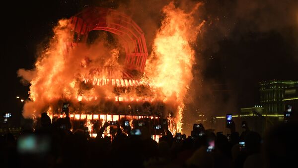 الماسلينيتسا - حرق بنية القش كاستروما في حديقة بارك كورغوغو العامة في موسكو - سبوتنيك عربي