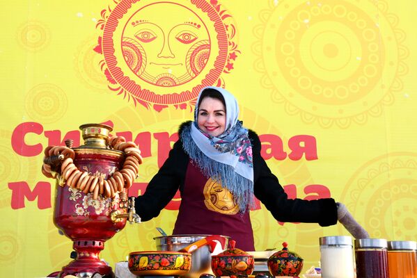 الماسلينيتسا - المشاركون في مهرجان ماسلينيتسا في نوفوتيريشكينو - سبوتنيك عربي