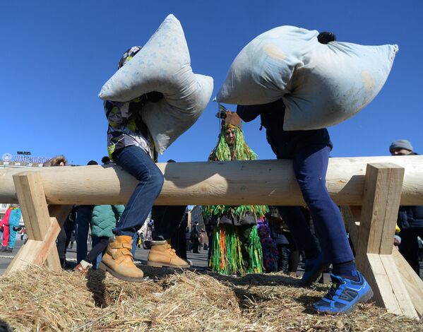 الماسلينيتسا - المشاركون في مهرجان ماسلينيتسا في فلاديفوستوك - سبوتنيك عربي