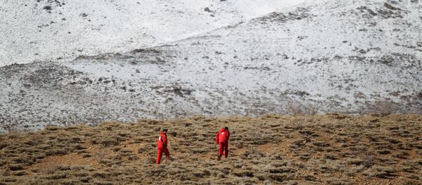 مجموعة من قوات الطوارئ والإنقاذ تبحث عن حطام الطائرة الإيرانية المنكوبة في منطقة جبلية وسط إيران - سبوتنيك عربي