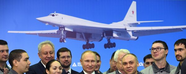 الرئيس بوتين وعمال مصنع الطائرات في مدينة قازان - سبوتنيك عربي