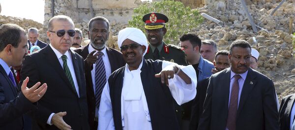 الرئيس التركي رجب طيب أردوغان خلال وصوله إلى الخرطوم للقاء الرئيس السوداني عمر البشير - سبوتنيك عربي