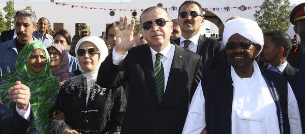 الرئيس التركي رجب طيب أردوغان خلال وصوله إلى الخرطوم للقاء الرئيس السوداني عمر البشير - سبوتنيك عربي