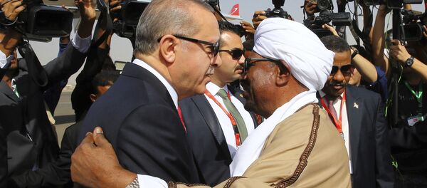 الرئيس التركي رجب طيب أردوغان خلال وصوله إلى الخرطوم للقاء الرئيس السوداني عمر البشير - سبوتنيك عربي