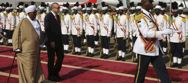 الرئيس التركي رجب طيب أردوغان خلال وصوله إلى الخرطوم للقاء الرئيس السوداني عمر البشير - سبوتنيك عربي
