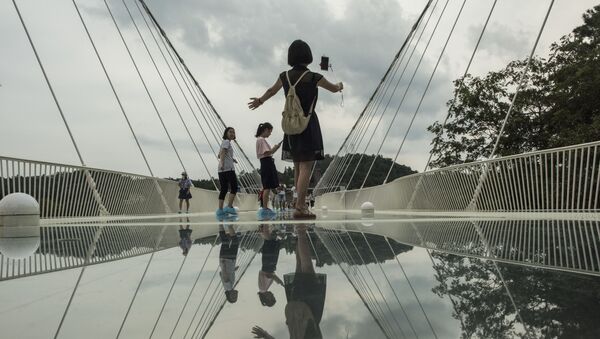 أطول جسر من زجاج في العالم زانغجياجي في الصين - سبوتنيك عربي