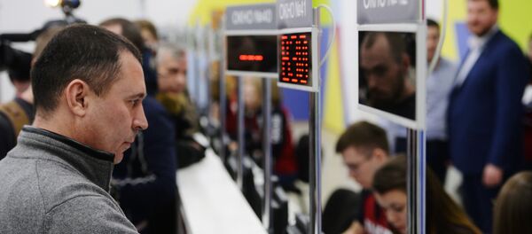 افتتاح مركز لإصدار هوية المشجع لكأس العالم 2018 في يكاترينبورغ - سبوتنيك عربي