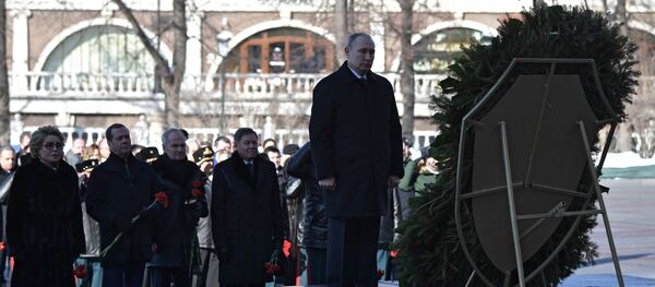 بوتين يضع إكليلا من الزهور على قبر الجندي المجهول في موسكو - سبوتنيك عربي