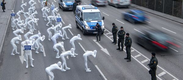 ناشطون من حركة منظمة السلام (غرينبيس) أزياء بيضاء في فعالية احتجاجية ضد التلوث البيئي والصحي بجسيمات الديزل في شتوتغارت بجنوب ألمانيا 19 فبراير/ شباط 2018 - سبوتنيك عربي