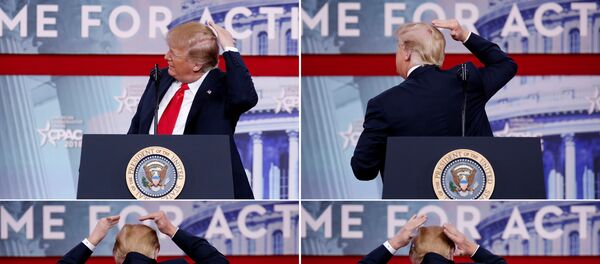 الرئيس الأمريكي دونالد ترامب يتفقد شعره خلال خلال مؤتمر العمل السياسي المحافظ في 23 فبراير/شباط 2018 - سبوتنيك عربي