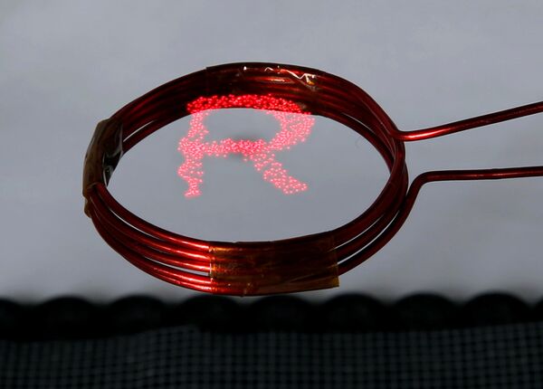 لوشيولا تجسد بضوئها الأحمر حرف R خلال عرض تقديمي لها في جامعة طوكيو - سبوتنيك عربي