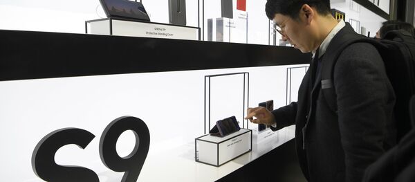 عرض هواتف سامسونغ الجديدة S9 و S9+ في إسبانيا، 25 فبراير/ شباط 2018 - سبوتنيك عربي