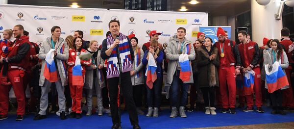 استقبال الرياضيين الأولمبيون الروس من كوريا الجنوبية في مطار شيريميتيفو - سبوتنيك عربي