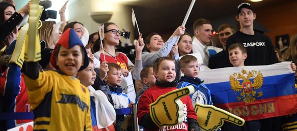 استقبال الرياضيين الأولمبيون الروس من كوريا الجنوبية في مطار شيريميتيفو - سبوتنيك عربي