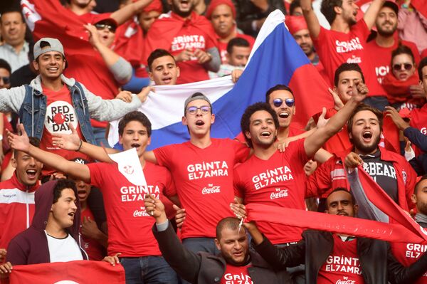 مشجعو المنتخب التونسي لدى تأهل تونس إلى مونديال كأس العالم 2018  ف، يحملون العلم الروسي - سبوتنيك عربي