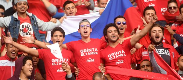 مشجعو المنتخب التونسي لدى تأهل تونس إلى مونديال كأس العالم 2018  ف، يحملون العلم الروسي - سبوتنيك عربي