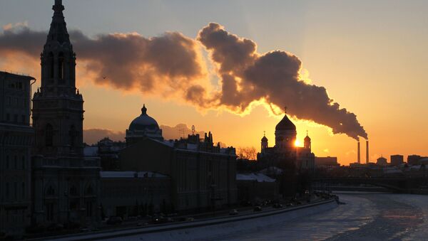مشهد يطل على نهر موسكو المغطى بالجليد، درجة الحرارة 20 تحت الصفر - سبوتنيك عربي