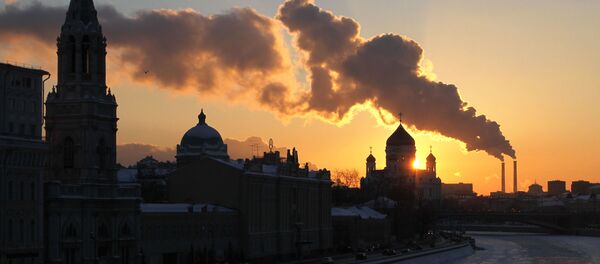 مشهد يطل على نهر موسكو المغطى بالجليد، درجة الحرارة 20 تحت الصفر - سبوتنيك عربي