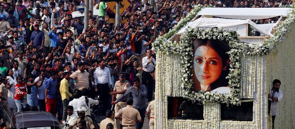 جنازة نجمة بليود الممثلة الهندية سريديفى كابور - سبوتنيك عربي