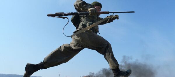 طلاب كلية القيادة العسكرية باسم مارشال الاتحاد السوفيتي ك. ك. روكوسوفسكي، خلال سباق متفوق الاستطلاع العسكري في الحقل العسكري سيرغييفسكي في إقليم بريموسكي، في الشرق الأقصى لروسيا - سبوتنيك عربي