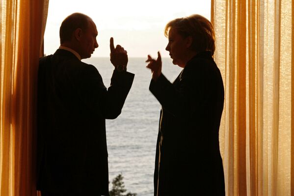 الرئيس فلاديمير بوتين والمستشارة الألمانية أنغيلا ميركل خلال لقاء في القصر الرئاسي بوتشاروف روتشي،  سوتشي، عام 2007 - سبوتنيك عربي