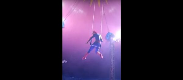 فنان أرجوحة في زي سبايدر مان يسقط في سيرك في البرازيل بعد اختلال توازنه - سبوتنيك عربي