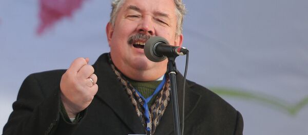 سيرغي بابورين، زعيم الحزب السياسي الوطني المحافظ الاتحاد الشعبي الروسي يلقي خطاب في تظاهرة مكرسة لـ حماية الأطفال في ساحة نوفوبوشكينسكي في موسكو - سبوتنيك عربي