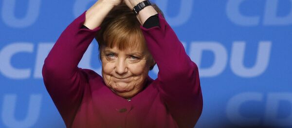 المستشارة الألمانية أنجيلا ميركل بعد جلسة اجتماع للجزب الديموقراطي المسيحي في برين، ألمانيا 26 فبراير/ شباط 2018 - سبوتنيك عربي