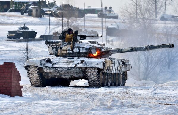 عرض لجاهزية القوات العسكرية البيلاروسية في حقل لينيا ستالينا (خط ستالين) بالقرب من مينسك، بيلاروسيا، المكرس لإحياء الذكرى المئوية لتأسيس القوات العسكرية البيلاروسية - سبوتنيك عربي