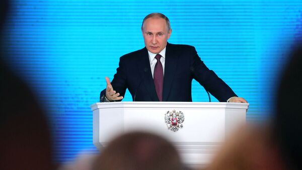 الرئيس فلاديمير بوتين خلال الرسالة السنوية أمام الجمعية الفيدرالية في قاعة مانيج بموسكو، عام 1 مارس/ أذار 2018 - سبوتنيك عربي