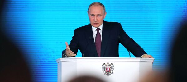 الرئيس فلاديمير بوتين خلال الرسالة السنوية أمام الجمعية الفيدرالية في قاعة مانيج بموسكو، عام 1 مارس/ أذار 2018 - سبوتنيك عربي