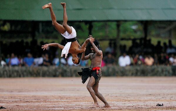 أفراد القوات الخاصة في سريلانكا خلال إحياء الذكرى الـ 35 في كالوتارا، سريلانكا 27 فبراير/ شباط 2018 - سبوتنيك عربي