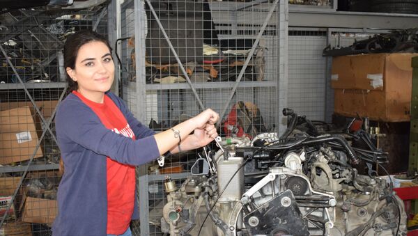 فتاة لبنانية تصلح السيارات - سبوتنيك عربي