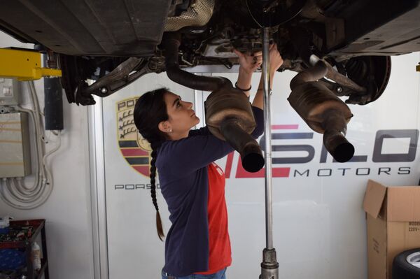 فتاة لبنانية تصلح السيارات  - سبوتنيك عربي