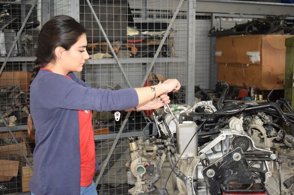 فتاة لبنانية تصلح السيارات  - سبوتنيك عربي