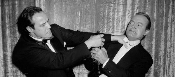 الممثلان الأمريكيان مارلون براندو وبوب هوب يتشاجران مازحين على جائزة الأوسكار في عام 1955 - سبوتنيك عربي