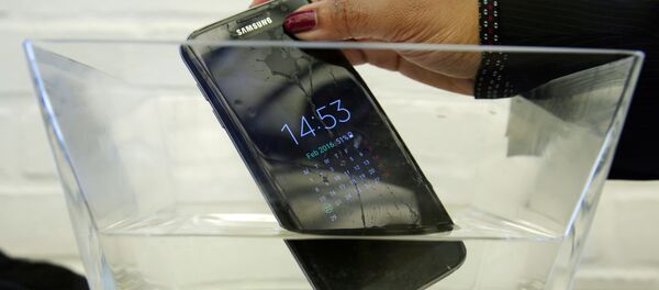 هاتف ذكي في الماء - سبوتنيك عربي