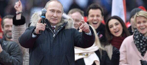 مرشح للانتخابات الرئاسية الروسية لعام 2018 فلاديمير بوتين خلال تظاهرة بعنوان من أجل روسيا قوية! في ملعب لوجنيكي بموسكو، 3 مارس/ أذار 2018 - سبوتنيك عربي