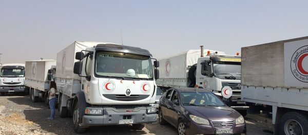 وصول قافلة المساعدات الإنسانية المتوجهة للغوطة الشرقية إلى مخيم الوافدين - سبوتنيك عربي