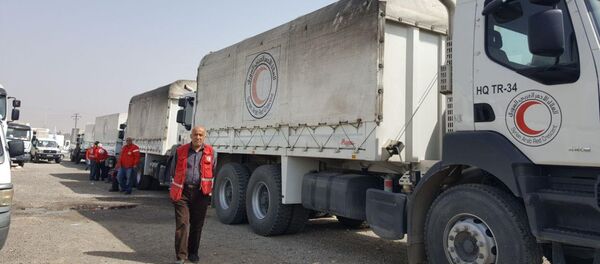 وصول قافلة المساعدات الإنسانية المتوجهة للغوطة الشرقية إلى مخيم الوافدين - سبوتنيك عربي