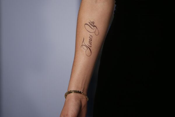 وشم الممثلة البريطانية إيما واتسون في حفل جوائز الأوسكار الـ 90 4 مارس/آذار 2018 في مدينة لوس أنجلوس الأمريكية - سبوتنيك عربي